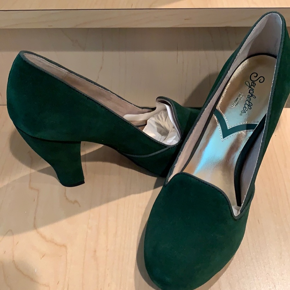 NWOT forest green suede pumps. 7.5